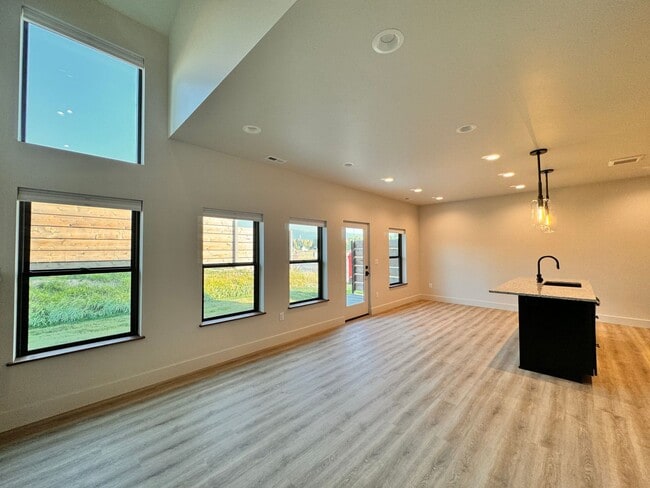 Building Photo - Modern, Spacious 3-Bedroom Townhome in the...