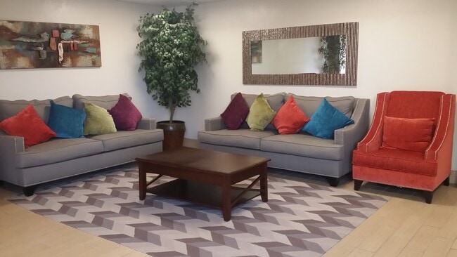 Building Photo - 1401 N Flower St