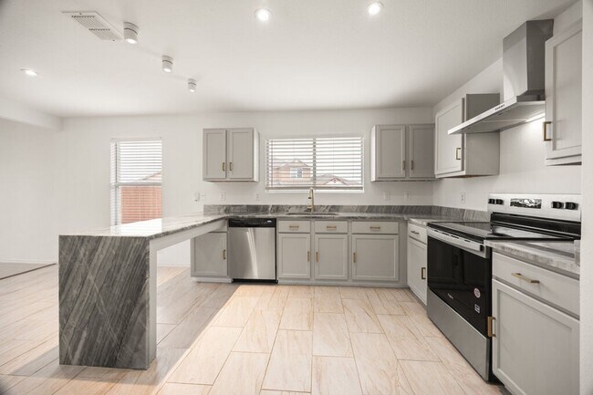 Building Photo - Beautiful 3 bedroom 2 bath home on Big Corner Lot!