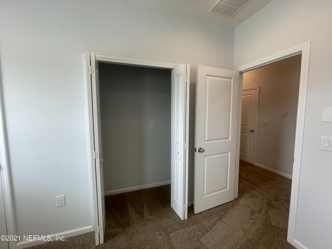Building Photo - 34 Pinebury Ln