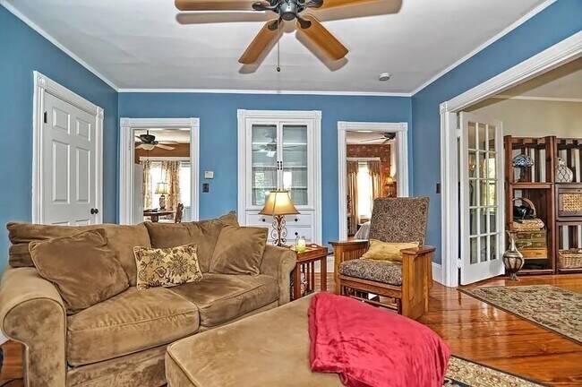 Building Photo - 42 Pleasant St