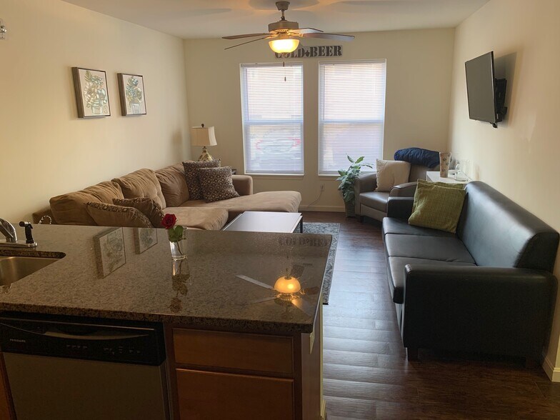 Building Photo - Stratford Court Apartments