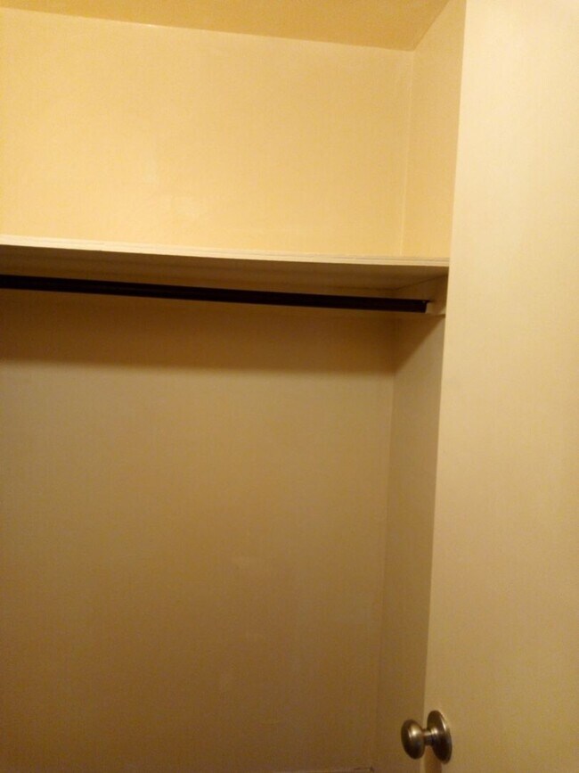 Building Photo - 1 bed, 1 Bath, Aug Special $400 credit Great Location off Joliet and 17th