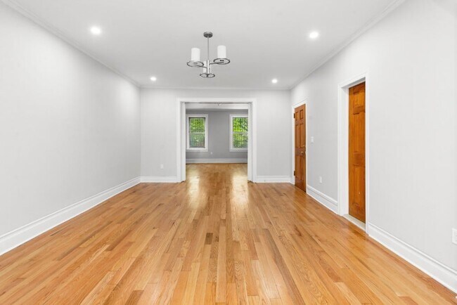 Building Photo - Newly Renovated 3 Bedroom with Washer /Dryer & Private yard