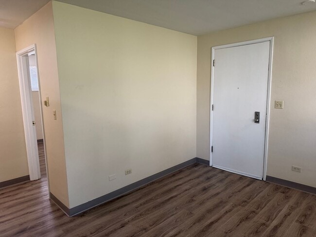 Building Photo - Updated 2 bedroom 1 bath duplex in Eugene!