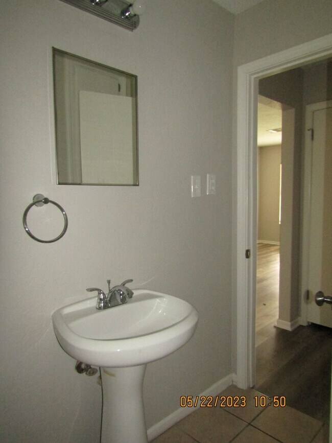 Building Photo - Very Nice Remodeled Duplex Home! No Pet Home!