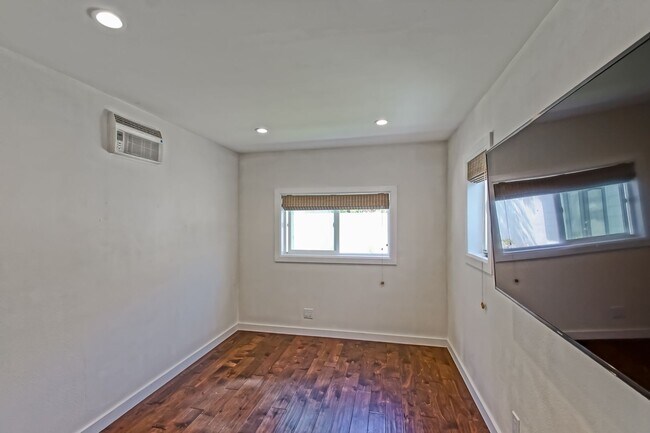Building Photo - 2621 Mathews Ave