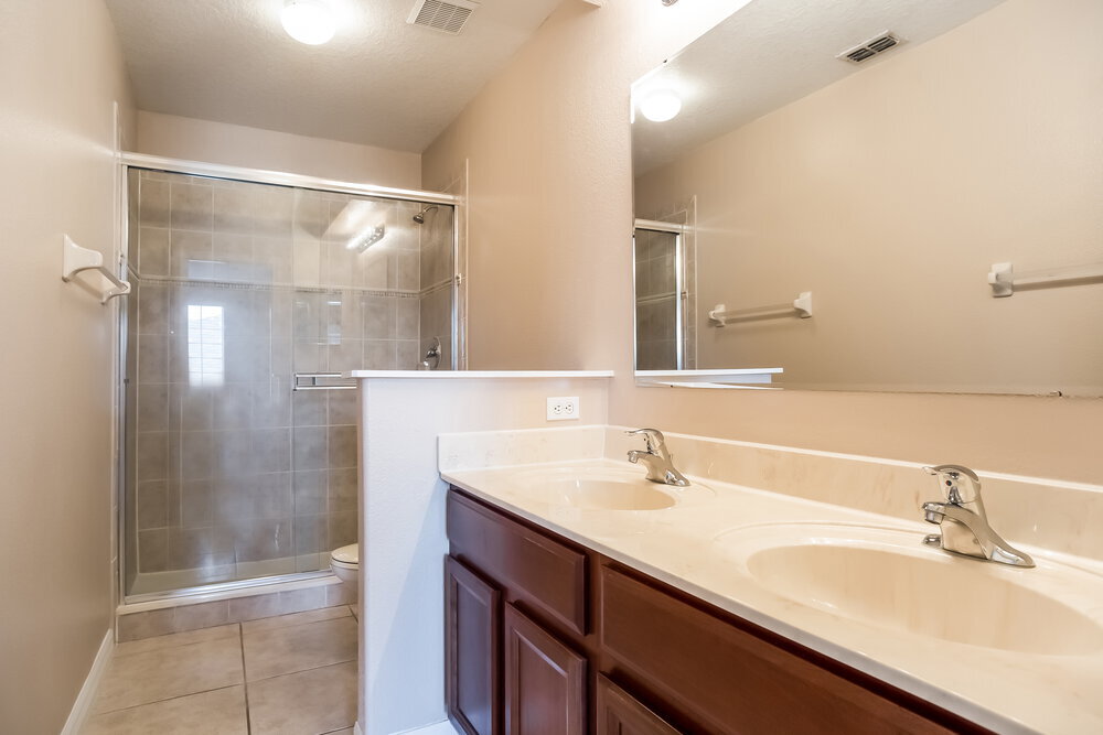 Building Photo - 12652 Somerset Oaks St