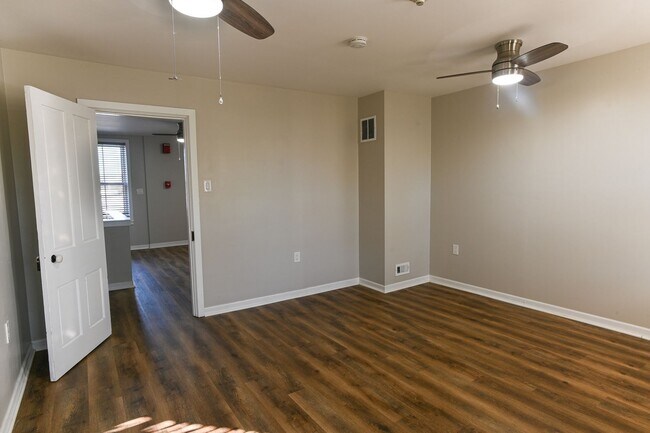 Building Photo - Large 3 Bedroom Single Family Home on Fors...