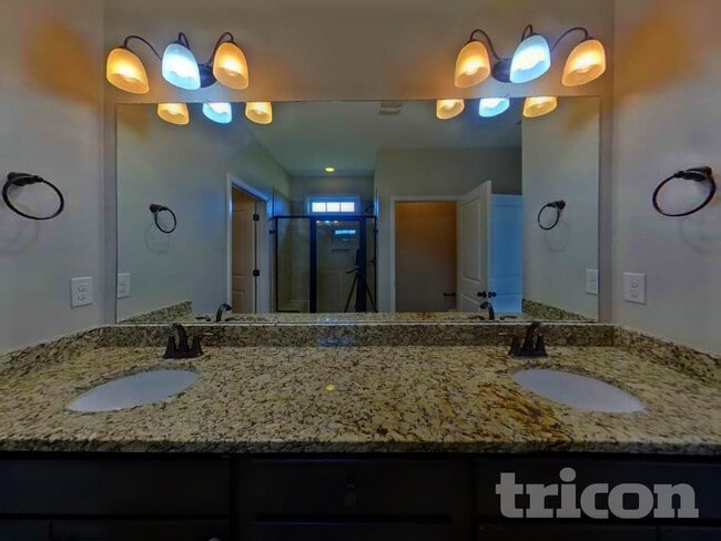 Building Photo - 910 Deepwood Ct