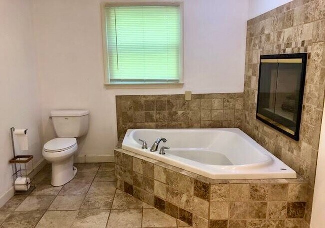 Building Photo - Spacious 3100 sq ft 3 bedroom 2 bath home on over 1.5 acres in Oak Ridge, NC