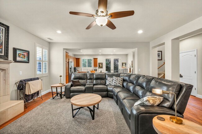 Building Photo - FULLY FURNISHED home with all utilities included and flexible lease options available.