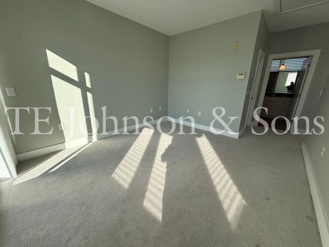 Building Photo - Modern Three Level Townhome in the Heart of Winston Salem