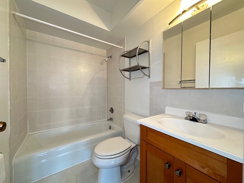 Building Photo - 432 Elm Pl