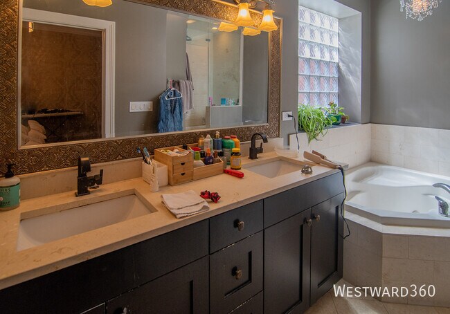 Building Photo - 1033 W Monroe St