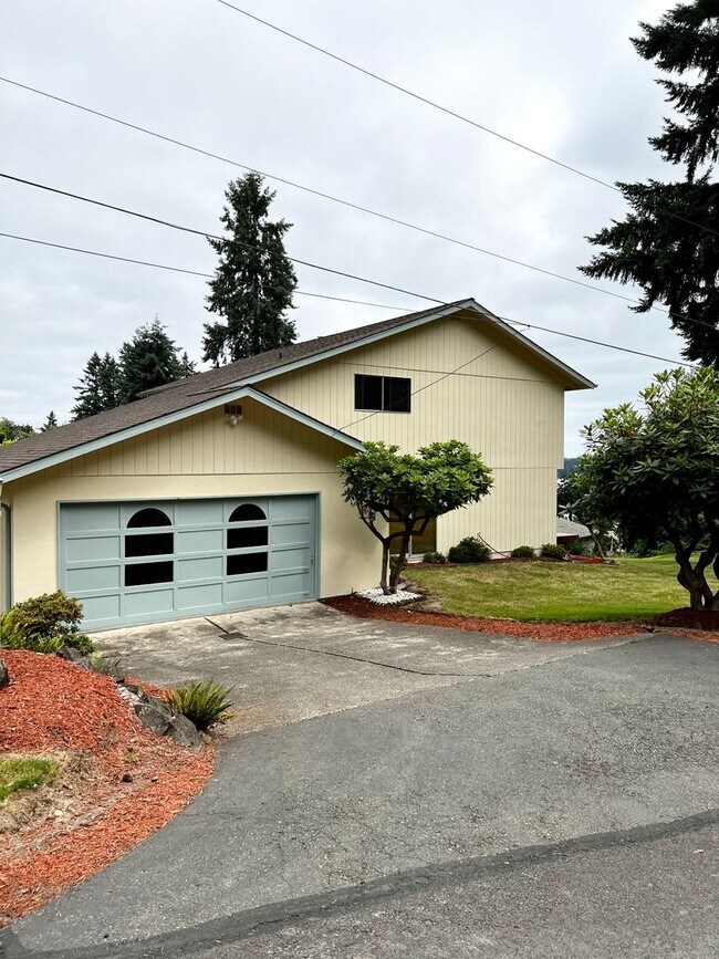 Building Photo - Beautiful home with a view in Bremerton.