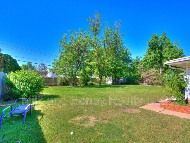 Building Photo - 3004 Kent Dr