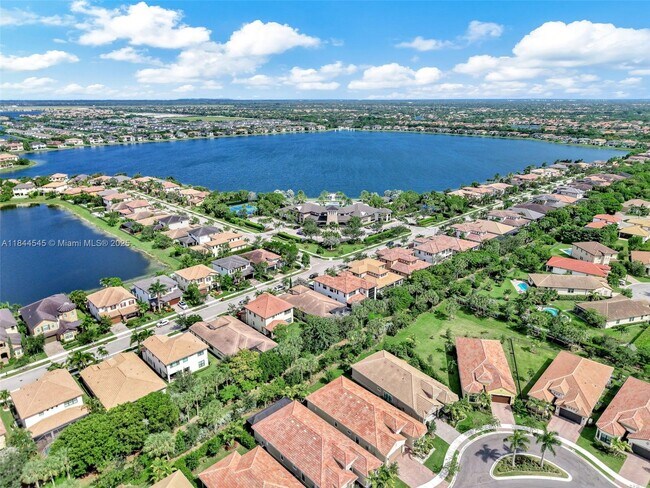 Building Photo - 8855 Watercrest Cir W