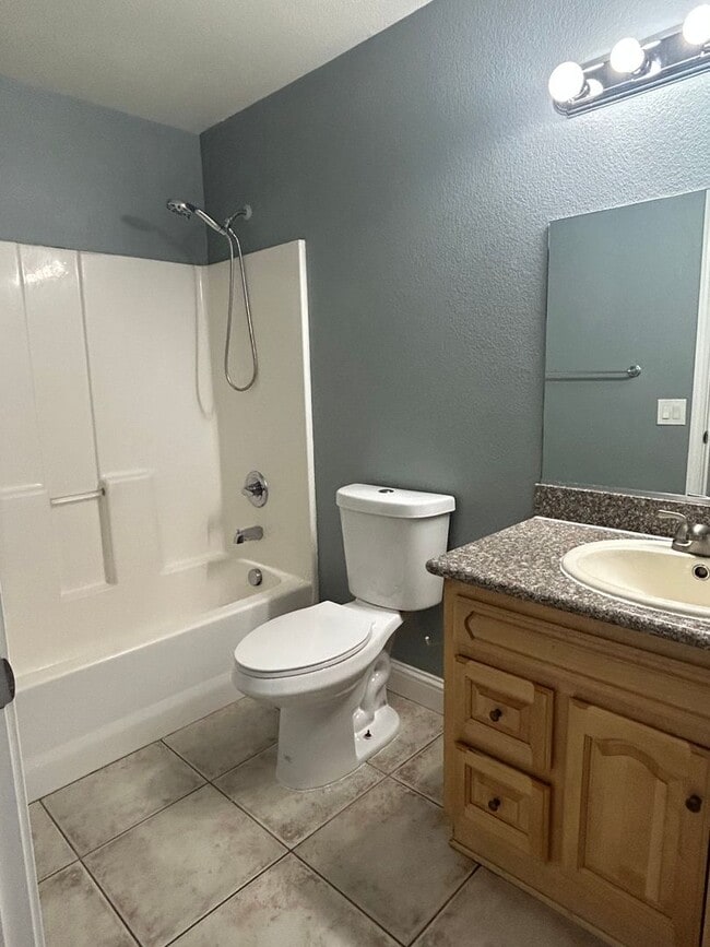 Building Photo - 3 Bedroom 2 bath home available