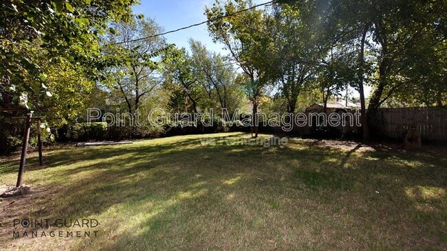 Building Photo - 808 N Pinecrest Ave