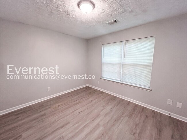 Building Photo - 3 Bed, 2 Bath Home with Garage / Pet-Friendly / Available Now!