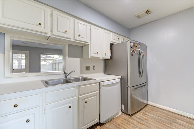 Building Photo - 1160 N Kirkwood Rd