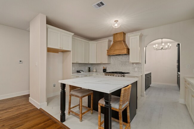 Building Photo - 918 Front St