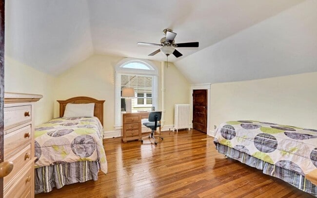 Building Photo - Sunny, Spacious, & Spectacular