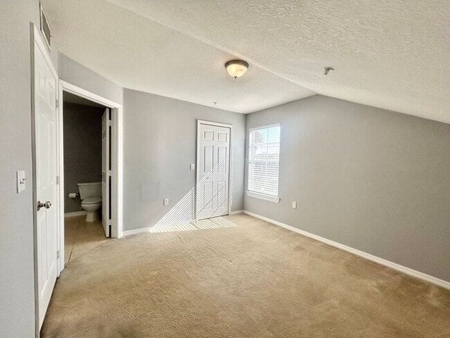 Building Photo - Bright 3rd-Floor 1/1 Condo with Screened Balcony in Park Central!