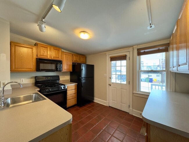 Building Photo - Charming 2 Bedroom/1 Bathroom Townhome with Deck and Parking Pad in South Baltimore!