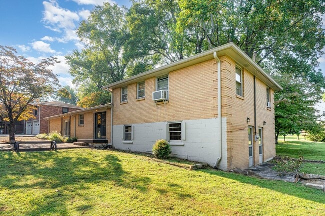 Building Photo - Affordable in Oak Hill/Green Hills - Now Available!