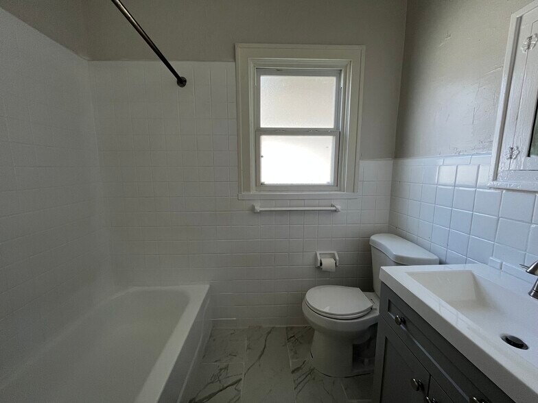 Building Photo - 2149 Mango Pl