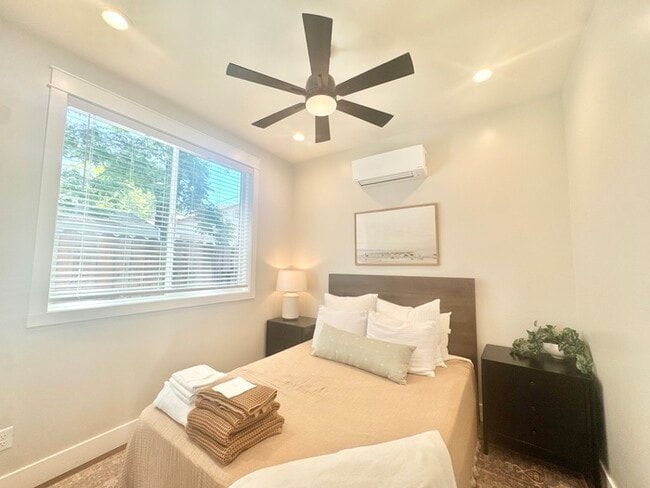Building Photo - Adorable and updated furnished home in Fol...