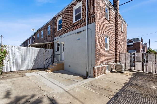 Building Photo - Wow! South Philly Modern 3 Bed 2 Bath Home! Yard! Central Air! W/D! H/W Floors! Gorgeous!