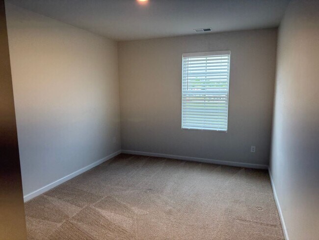 Building Photo - Great 3BR Home