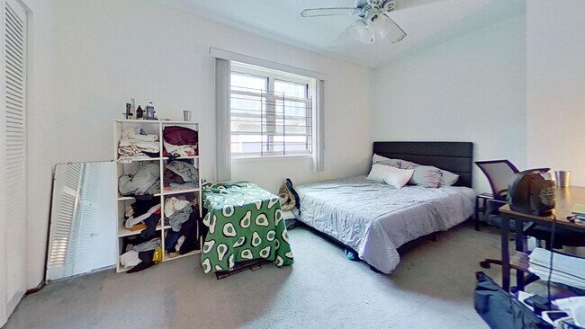 Building Photo - Raised First Floor East Lakeview One Bedroom