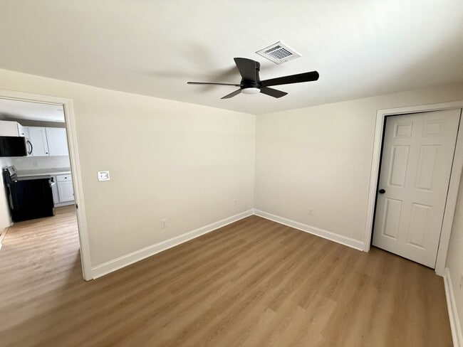Building Photo - CHARMING RANCH STYLE HOME AVAILABLE NOW!