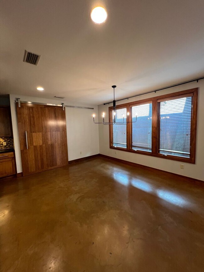 Building Photo - Luxury Home - Close to UT