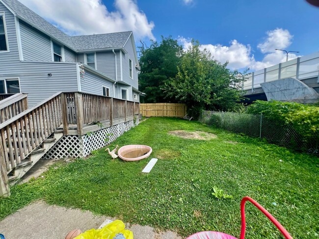 Building Photo - 4 Bedroom 2 Bathroom Fenced Moline Home
