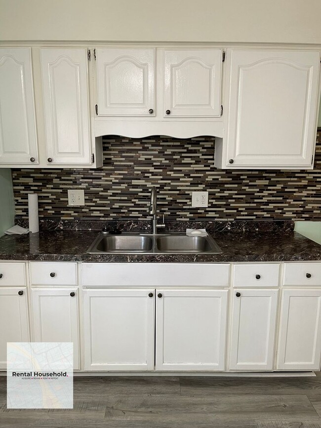 Building Photo - Charming & Beautifully Maintained 2-Bedroom Ranch Available Now!