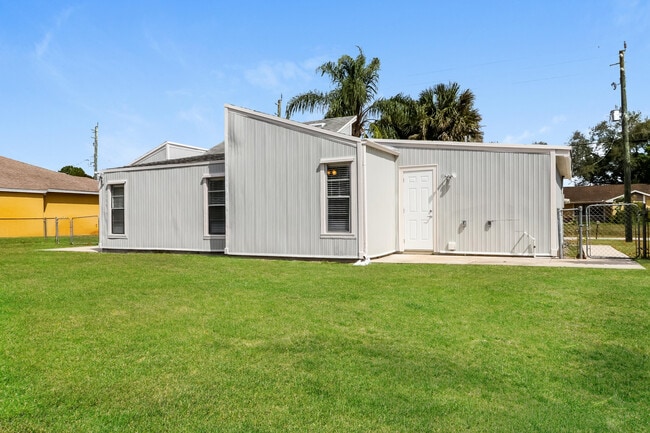 Building Photo - 2574 SW Monterrey Ln