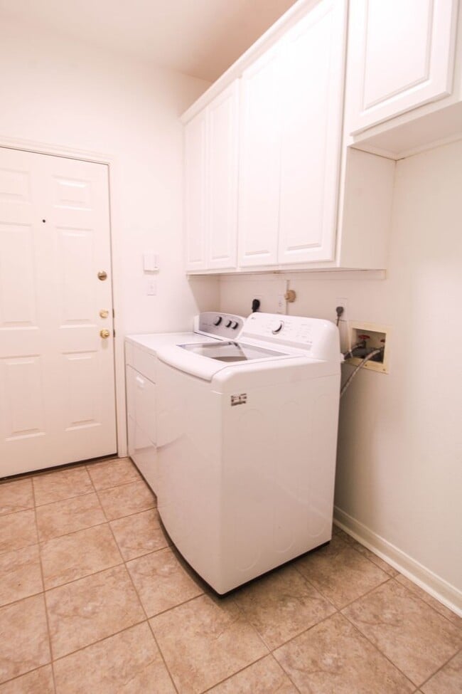 Building Photo - 121 Antler Cir