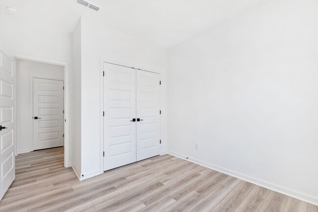 Building Photo - 121 Shadowdale Ln