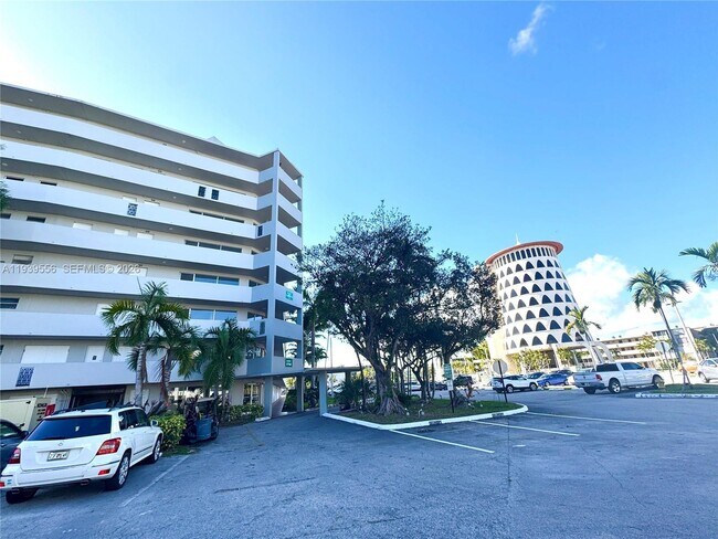 Building Photo - 1750 NE 191st St