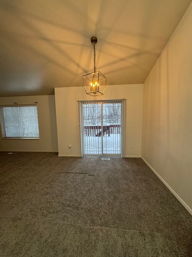 Building Photo - 100 Burton St