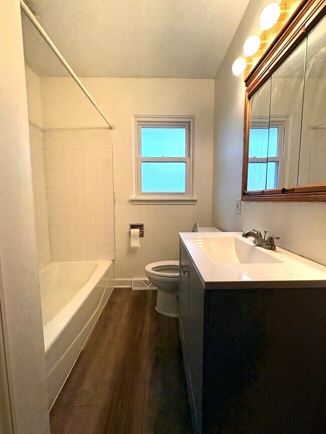 Building Photo - 509 Gierz St