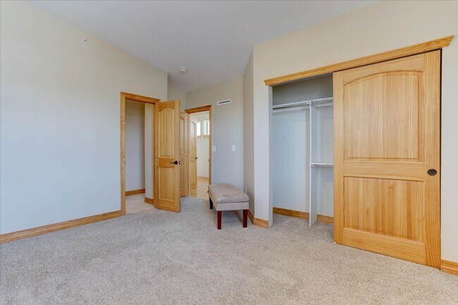 Building Photo - 1725 Majestic Dr
