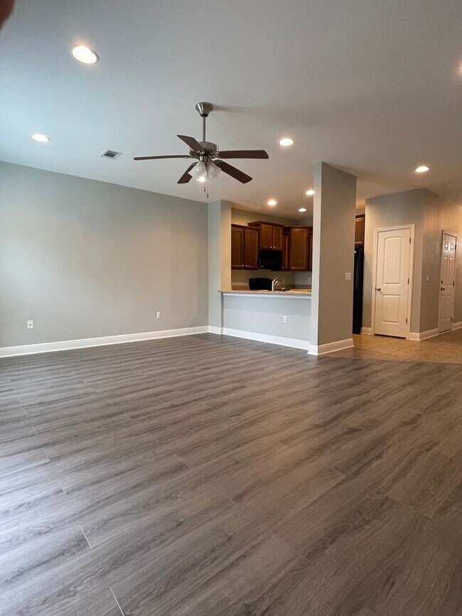 Building Photo - *** MOVE IN SPECIAL! Half OFF 1st Month's Rent!