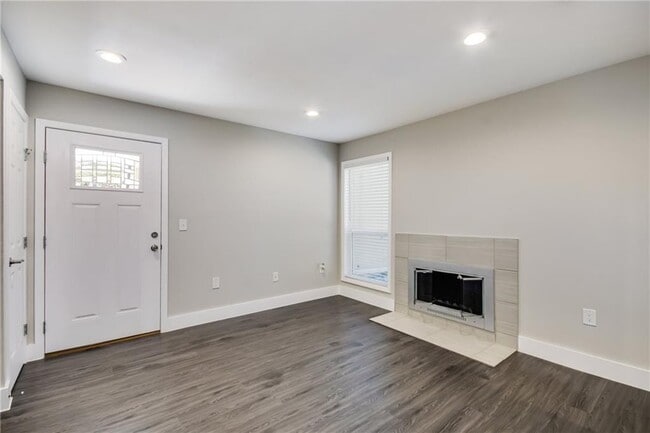 Building Photo - 935 La Posada Dr