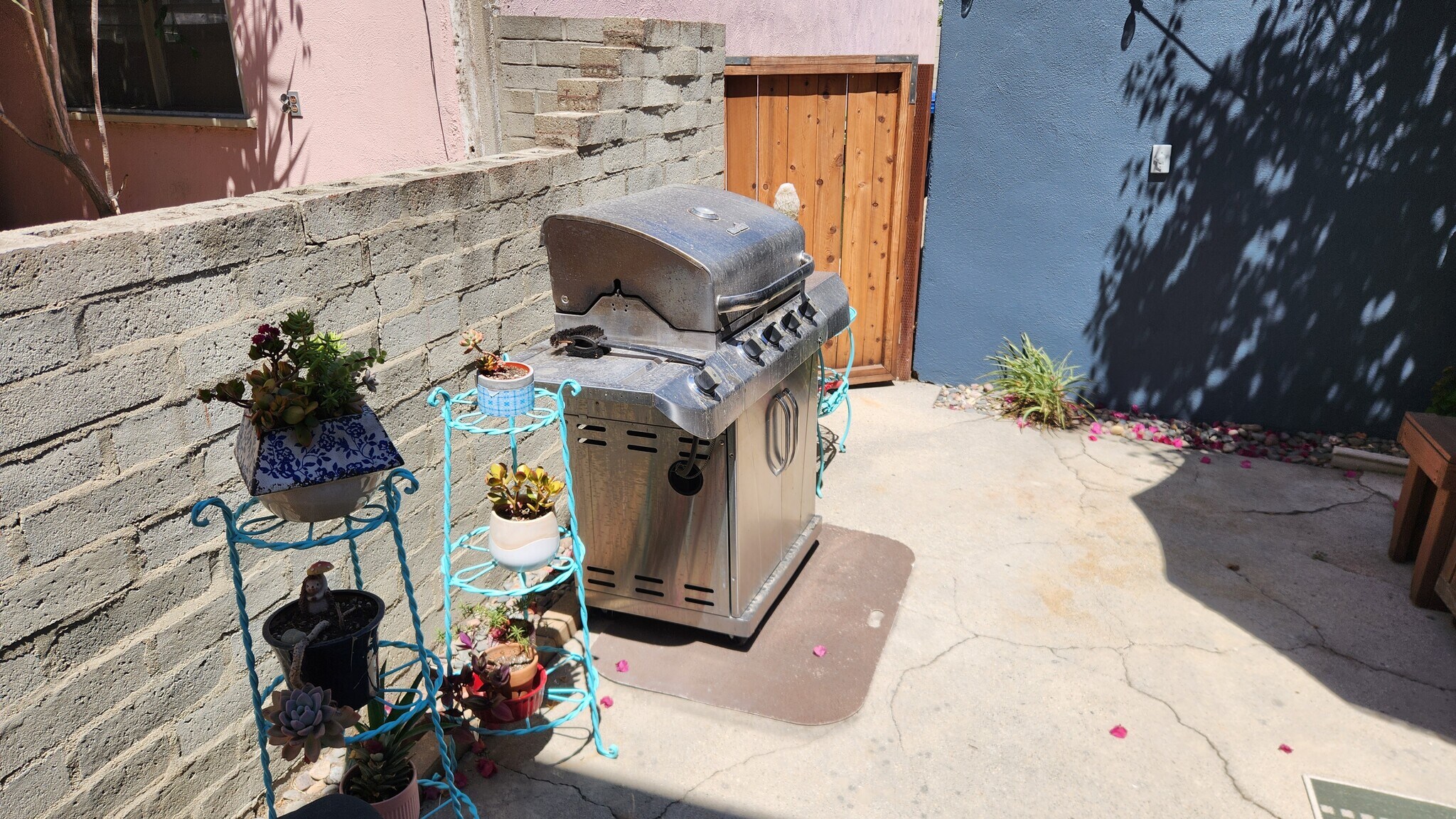 PATIO WEST - 10641 Whipple St